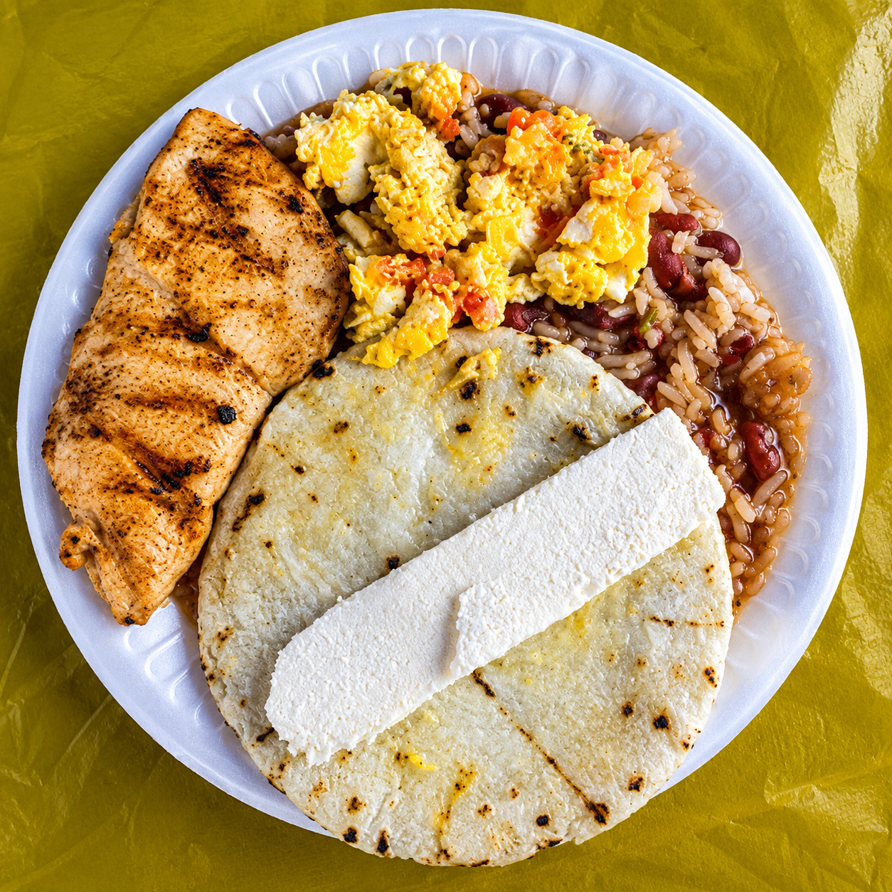 desayuno colombiano en plato blanco